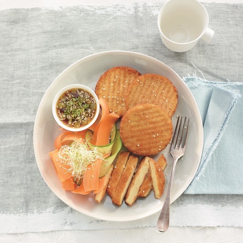 Tofuburger al Naturale Impanato con Salsa Orientale e Nastri di Verdura