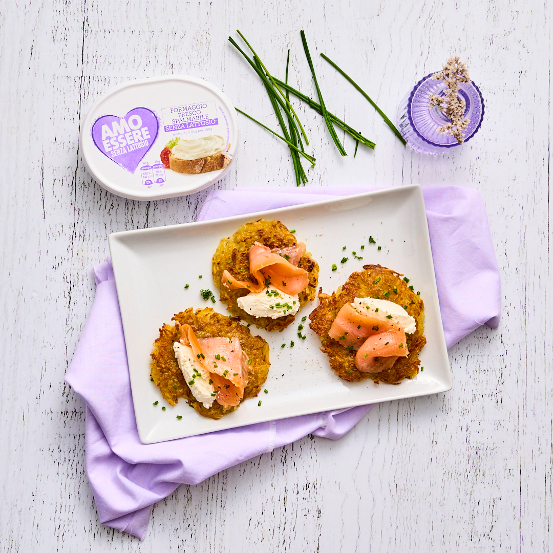 Rösti di patate con formaggio spalmabile senza lattosio, erba cipollina e salmone affumicato