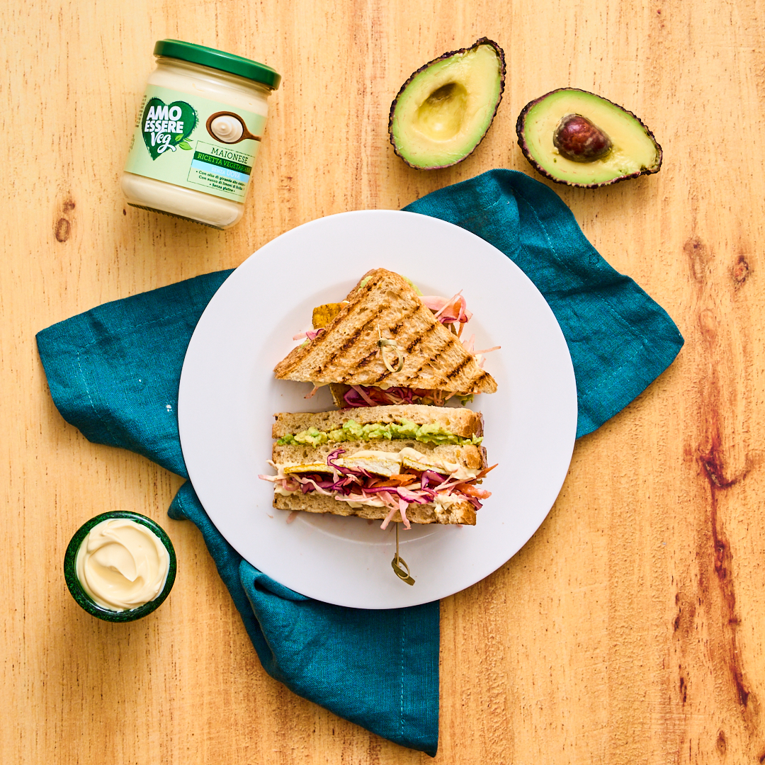 Club sandwich veg con avocado, tofu piastrato, insalata di cavoli e carote e maionese veg