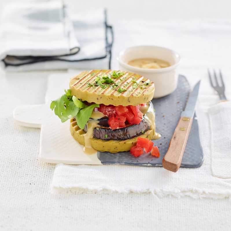 Doppio Tofuburger alle Zucchine Farcito con Melanzane e Crema di Mandorle Saporita