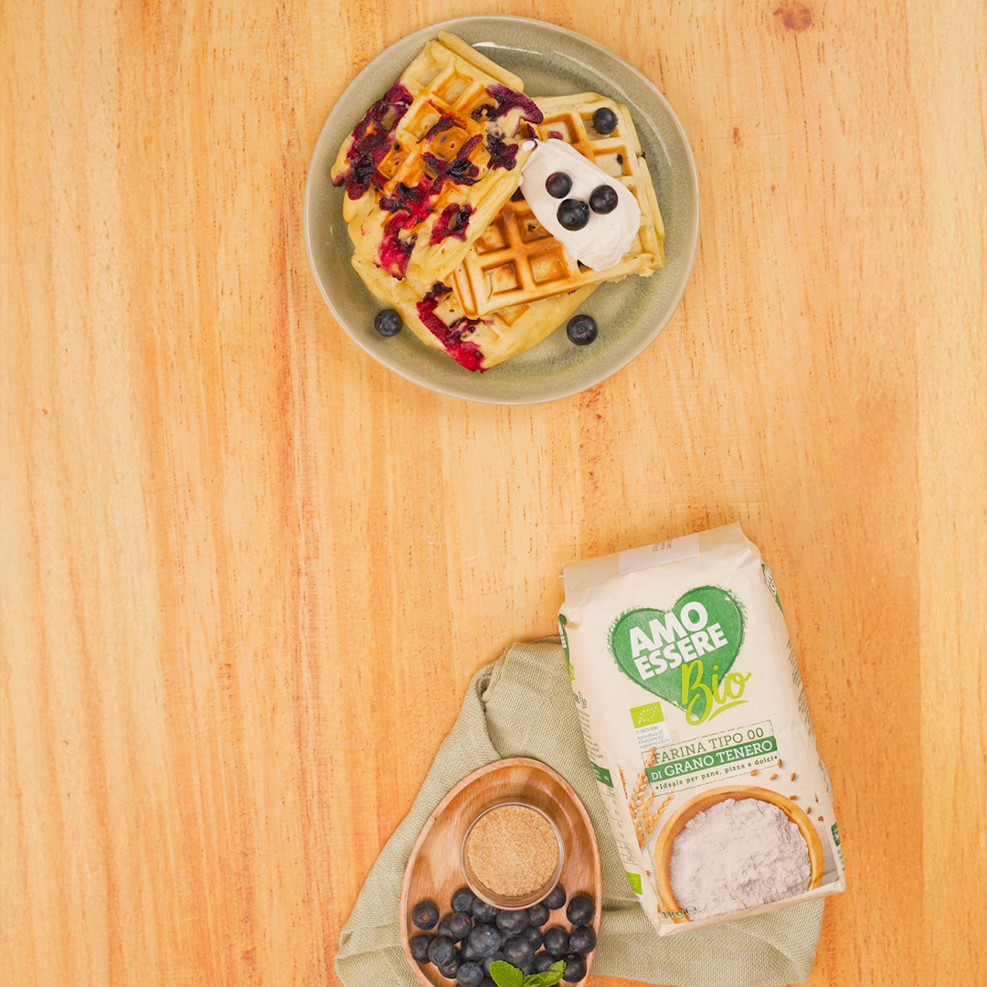 Waffle ai mirtilli con crema al formaggio spalmabile