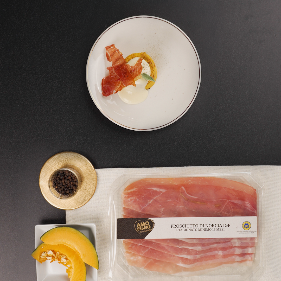 Tortino di zucca, fonduta di pecorino e prosciutto croccante