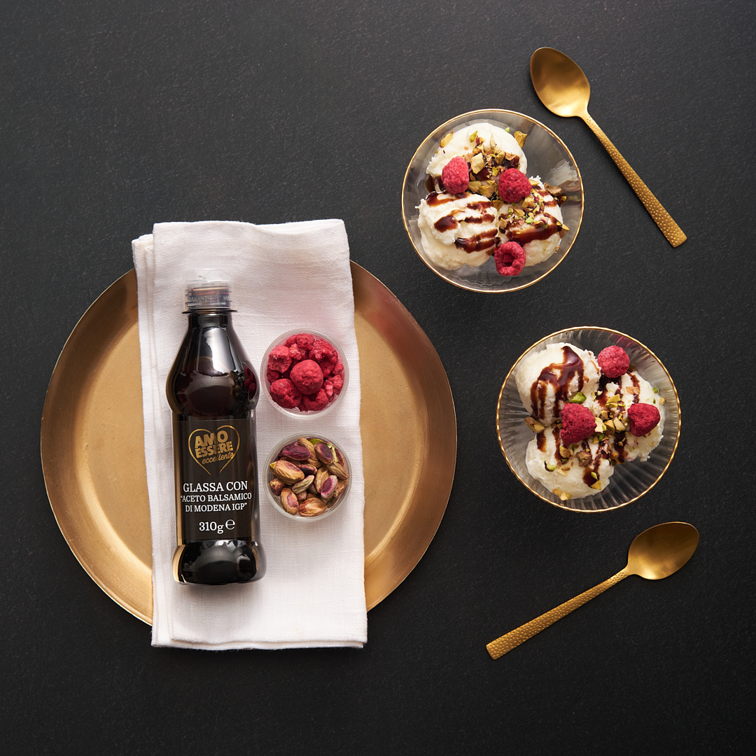 Gelato fiordilatte con glassa di aceto balsamico, lamponi disidratati e pistacchi