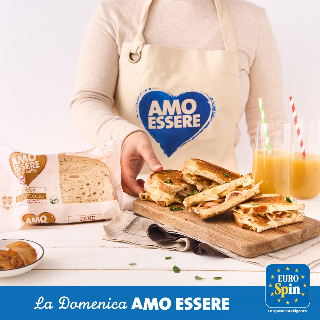 Sandwich con petto di tacchino, mele arrostite, provolone e cipolle stufate