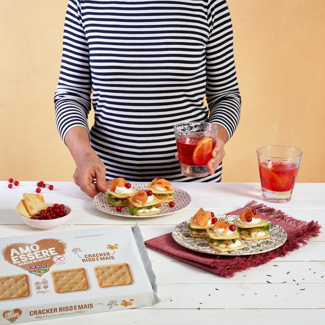 MILLEFOGLIE DI CRACKER MAIS E RISO CON SPALMABILE, AVOCADO E SALMONE AFFUMICATO