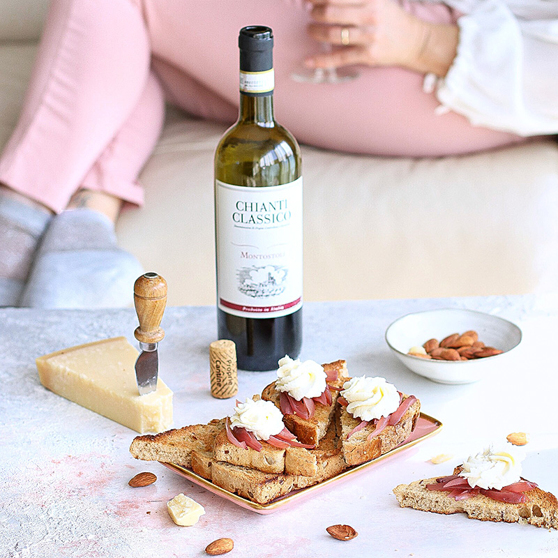 Crostini con mousse al Grana Padano, cipolle rosse in agrodolce e mandorle tostate