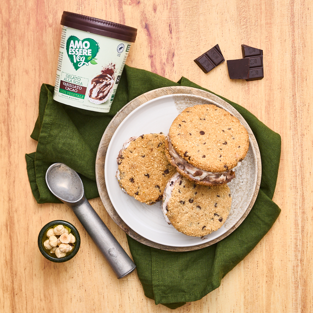 Sandwich gelato con biscotti alle nocciole e cioccolato