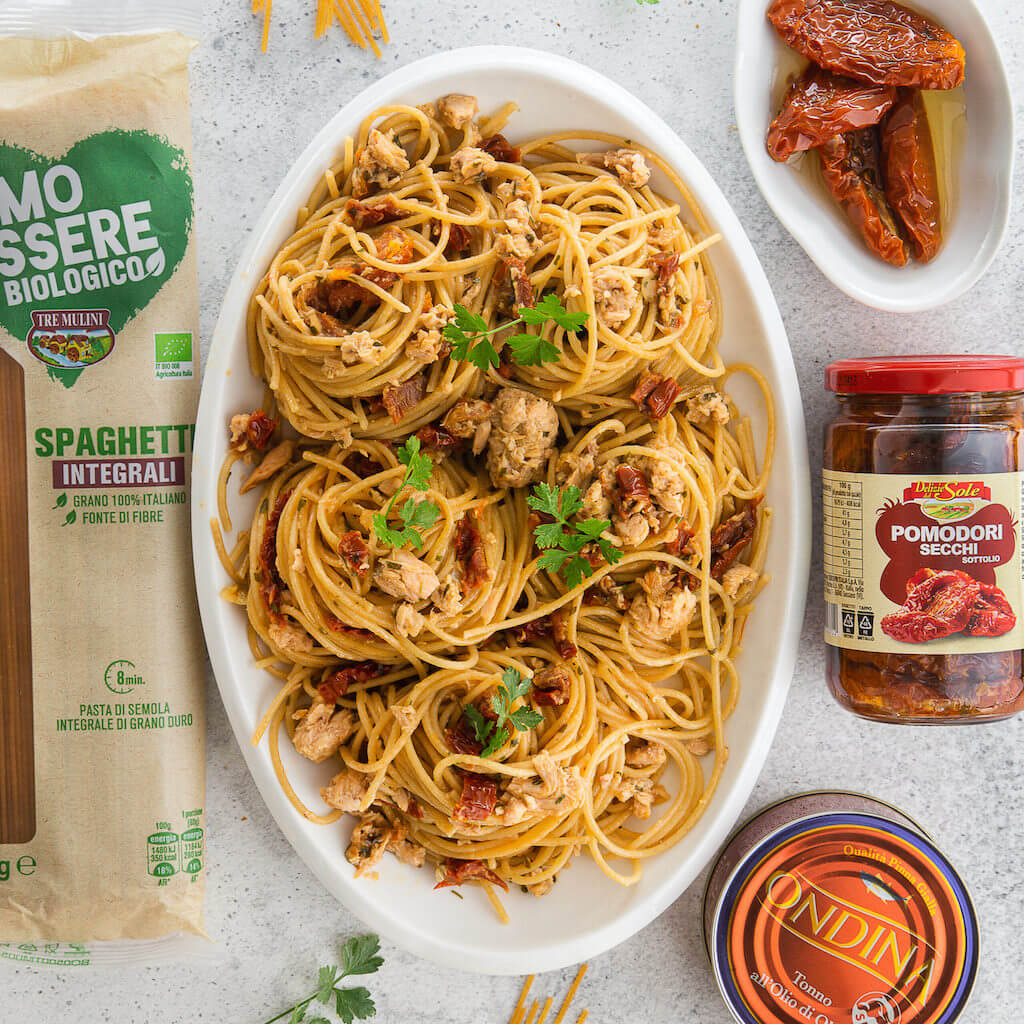 Spaghetti integrali in bianco con prezzemolo, pomodori secchi, tonno e il suo olio